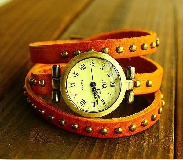 Relógio feminino com pulseira de couro -